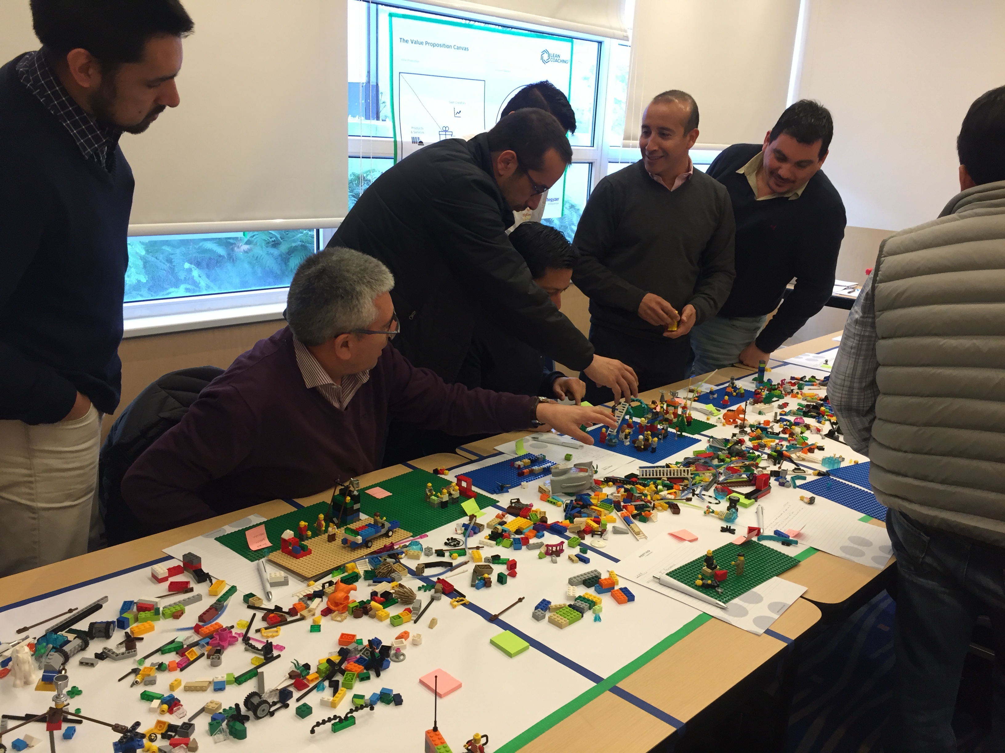 Equipo trabajando con LEGO en taller de estrategia organizacional